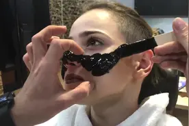 美女体验面部蜜蜡脱毛，撕下来的那瞬间，隔着屏幕都觉得疼视频封面