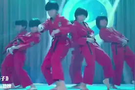 林秋楠“改邪归正”，带领龙拳小子跳舞嗨翻全场，父亲满脸骄傲