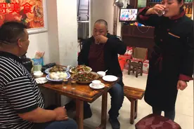 徐州铜山美女自学当大厨，因菜烧的好吃，许多外地人驱车光顾视频封面