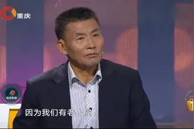 72岁老校长资助孤儿上学，卖掉家里的房产，时隔8年男孩登台致谢视频封面
