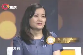 25岁美女上台感谢自己继母，继母一上场，现场惊呼穿者打扮像少女视频封面