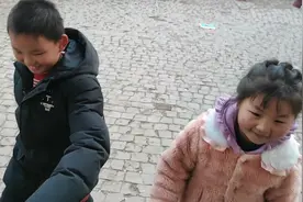农村熊孩子练习齐步走，竟然同脚同手而且停顿性，把妹妹带偏了！