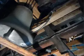 再现当年敲钟人卡西莫多同敲响巴黎圣母院十口大钟的壮观场面视频封面