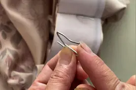 韩褶窗帘S钩的正确穿法，老师傅手把手教你怎么穿窗帘S挂钩视频封面