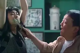 刀疤男简直是心狠手辣，竟对姑娘拳打脚踢丝毫不留情，看着都心疼视频封面