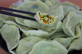 绿色的饺子皮加上胡萝卜  豆腐馅，这才是素饺子馅最好吃的做法视频封面