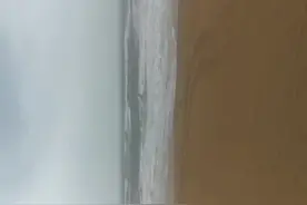冬季的威海国际海水浴场，波涛汹涌，有机会捡到海参视频封面