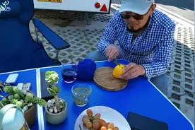 胡子哥旅途犯傻记，把云南酸木瓜当水果直接吃，这酸爽，难忘难忘视频封面