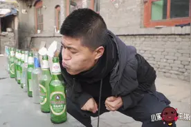 小伙勇挑吉尼斯纪录，一口气吹啤酒瓶，场面一度陷入尴尬视频封面