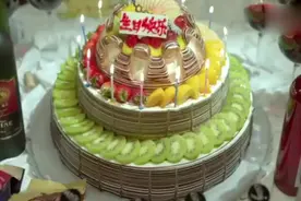 影视：后妈和继子相处愉快，得知儿子的好消息，直说祖坟冒青烟了视频封面