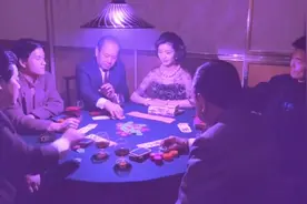 老千用指甲在牌上做记号，立马看透将计就计，真是厉害了视频封面