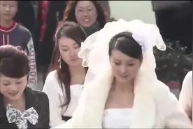 婚礼当天, 新娘和亲朋好友等着新郎来接亲, 不料新郎却在睡大觉！视频封面