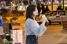香港美女歌手芳芳演唱《我只在乎你》，百人围观唱得好听至极视频封面