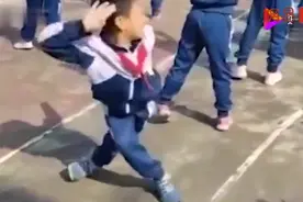 最后一排果然都是王者！小学生做操提裤子两不误，魔性舞姿太秀了视频封面