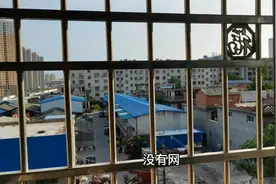 生活百科:夏天开窗睡觉怕有蚊子？装纱窗只需粘贴一下就轻松搞定视频封面