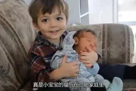 宝宝大哭，贴心哥哥亲吻了一下，宝宝竟然不哭！视频封面