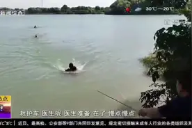 无锡女子开车不慎掉进河中，车辆迅速下沉，消防员紧急砸窗救人视频封面