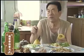 杨光自己喝酒吃肉，却让父亲啃窝窝头 给老爷子馋的！哈哈视频封面