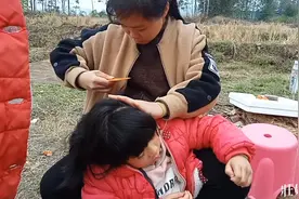 头发里发现“奇虫”，大家说说该怎么整治？视频封面