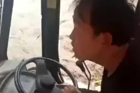 洛南：硬核救援！铲车救援被困群众图片