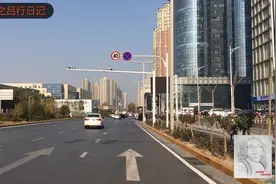 拍摄郑州陇海路紫荆山路，高架桥下的行人，电动车，自行车，汽车视频封面