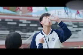 剧作：帅哥一把抢过女孩喝过的水，结果被校草看见了，醋坛子打翻视频封面