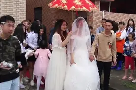 广东一空姐出嫁，自己走出门，出嫁习俗好特别，新郎在外面接亲