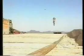 珍贵视频 柯受良1992年骑摩托飞跃長城瞬间视频封面