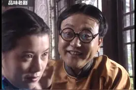 琉璃厂传奇：奸商给女子带上金手镯就乐了视频封面