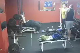 大块头健身房嘲笑瘦弱男子，结果下一秒悲剧了视频封面