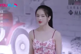 女老板去维修店找小伙，一身碎花吊带太惊艳，同事们羡慕不已视频封面
