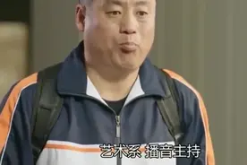 搞笑影视：穿校服去借校园贷，开口就要借20万，放贷人气得不行！视频封面