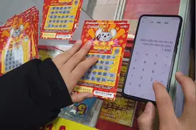 彩票大神买的50张刮刮乐中了大奖，到彩票店兑奖，让老板算过瘾了视频封面