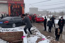 小舅子结婚，姐夫来帮忙，大家都说穿的比新郎还漂亮，这是要造反视频封面