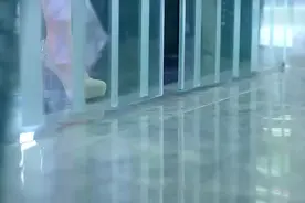 女领导改头换面上班，进公司后女员工惊讶，男员工看了腿软站不住视频封面