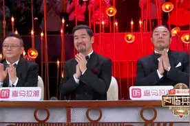 董卿牵着倪萍的手从远处缓缓走来，全场都沸腾了！视频封面