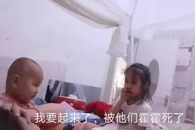 两个小宝宝特别喜欢妈妈，又挠又打。。。视频封面