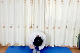 长时间久站容易腰背酸痛，教你两个动作，学着做到位，腰背舒服了视频封面
