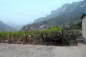 山西侯马至河南月山铁路，穿越南太行山，火车进磨滩站。视频封面