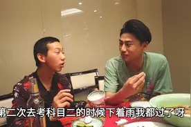 群众演员金角大王过生日，请大伙下馆子吃饭，中途我悄悄把单买了视频封面