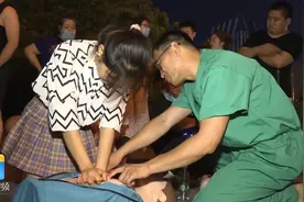 点赞！援湖北医生带妻女潍坊“出摊”，不卖商品只推广心肺复苏术视频封面