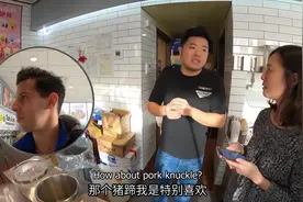美国人带妈妈第一次喝奶茶，流利普通话把所有人吓到了！视频封面