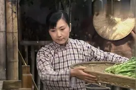 娘妻：五个月后秋菊竟又怀了身孕，挺着大肚子还在干活，好辛苦啊视频封面