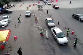 防疫第一关，长沙在高速路出口对非长沙牌车辆和人员进行登记排查视频封面