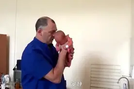 开眼界：国外医生检查刚出生的婴儿，这手法令人咋舌~视频封面