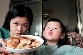 2根香蕉，1斤面粉做出来的油炸香蕉卷，酥脆可口，太好吃了！视频封面