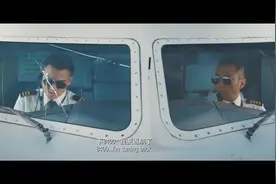 万米高空驾驶舱风挡破裂，机长沉着冷静创造了世界民航史上的奇迹视频封面