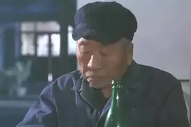 经典老电影-回忆杀，老爷子喝二锅头外加包子、小菜，看着真惬意视频封面