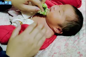 宝妈害怕宝宝脖子起湿疹，出生20多天来，每天都给宝宝擦拭打粉！视频封面