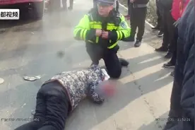暖！威县一交警跪地救护伤者视频封面